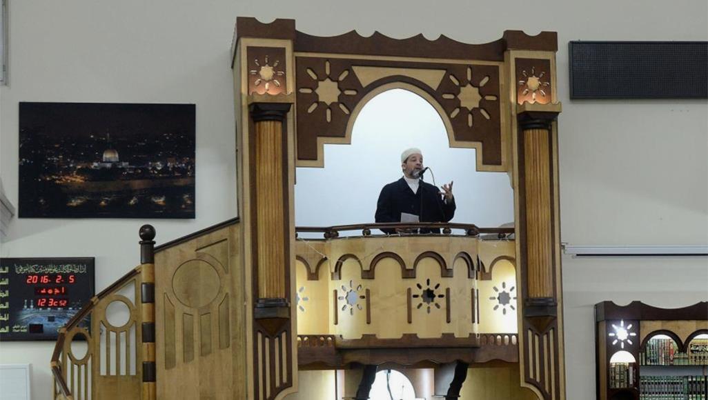 الدعاة يتحولون للمنصات الإلكترونية.. فهل تكفي لجذب الشباب في رمضان؟ الدعوة من فوق منابر المساجد لم تعد متاحة حاليا بسبب انتشار فيروس كورونا (مواقع التواصل)