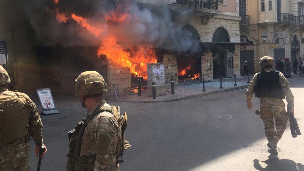 لبنان.. الحكومة تؤكد تفهمها والمظاهرات العنيفة تتجدد في طرابلس وصيدا مصرف أحرقه المحتجون اللبنانيون في طرابلس (رويترز)