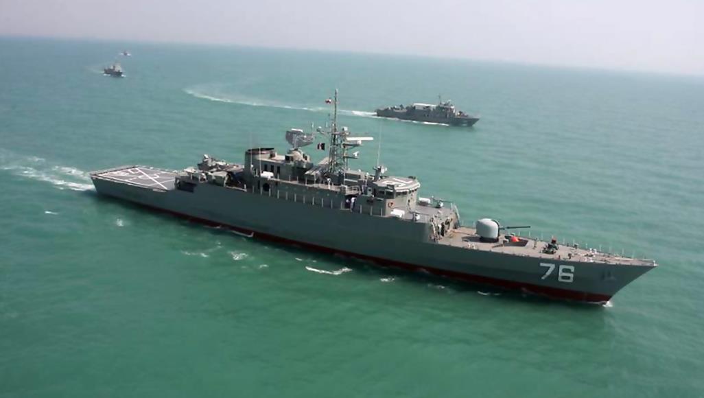 طبول الحرب تقرع.. ما سيناريوهات التصعيد الأميركي الإيراني في مياه الخليج؟ قطع من البحرية الإيرانية في المياه الدولية قرب الخليج (الصحافة الإيرانية)