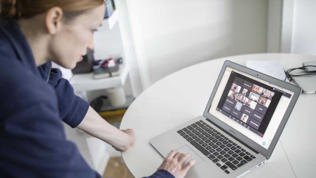 دليل المديرين والموظفين للعمل عن بعد.. المسموح والممنوع في اجتماعات الفيديو عبر الإنترنت مع اندماج منازلنا وأماكن عملنا في محيط واحد، بدأت الحدود بين حياتنا الشخصية والمهنية تختفي(غيتي)