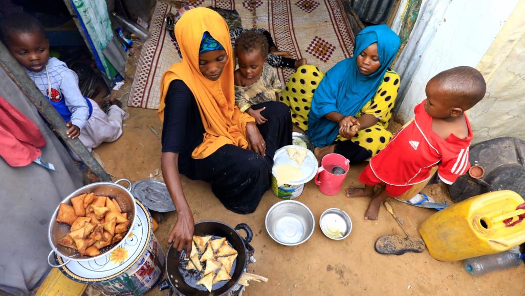 تحديات يزيد كورونا من تفاقمها.. 50 مليون نازح حول العالم عائلة صومالية نازحة تستعد للإفطار في رمضان بأحد مخيمات مقديشو (رويترز)
