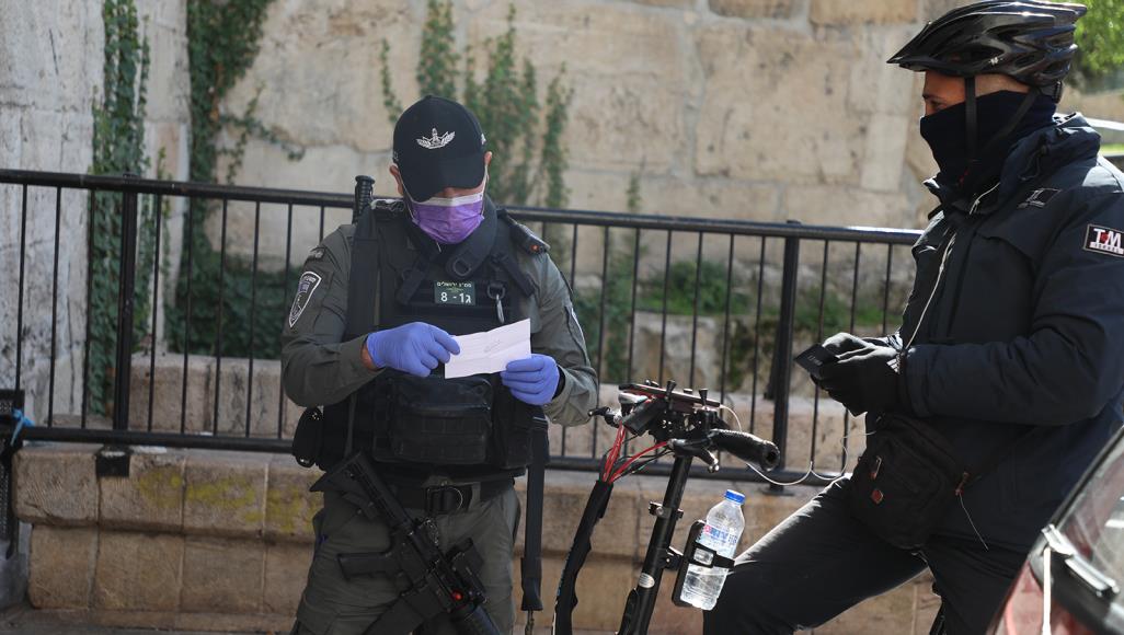 شرقي القدس.. تضييقات متواصلة وضابط عسكري لإدارة أزمة كورونا جنود الاحتلال يدققون في هوية المارة بالقدس (الجزيرة)