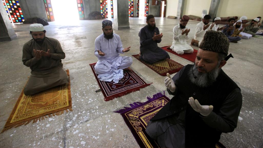 "الله معنا ولن يصيبنا الفيروس مثل الغربيين".. باكستانيون يتحدون قرار منع الصلاة في المساجد كثير من مسلمي باكستان فضلوا الحفاظ على صلاة الجماعة مع ترك مسافة أمان في ظل انتشار كورونا (رويترز)