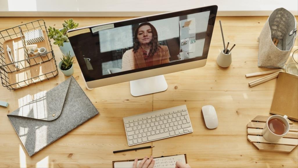 المعلمات أيضا يعانين من التعليم عن بعد.. هذه تجاربهن المعلم عن بعد يعتمد على لغة العيون، وإظهار الدعم بطرق عديدة (بيكسلز)