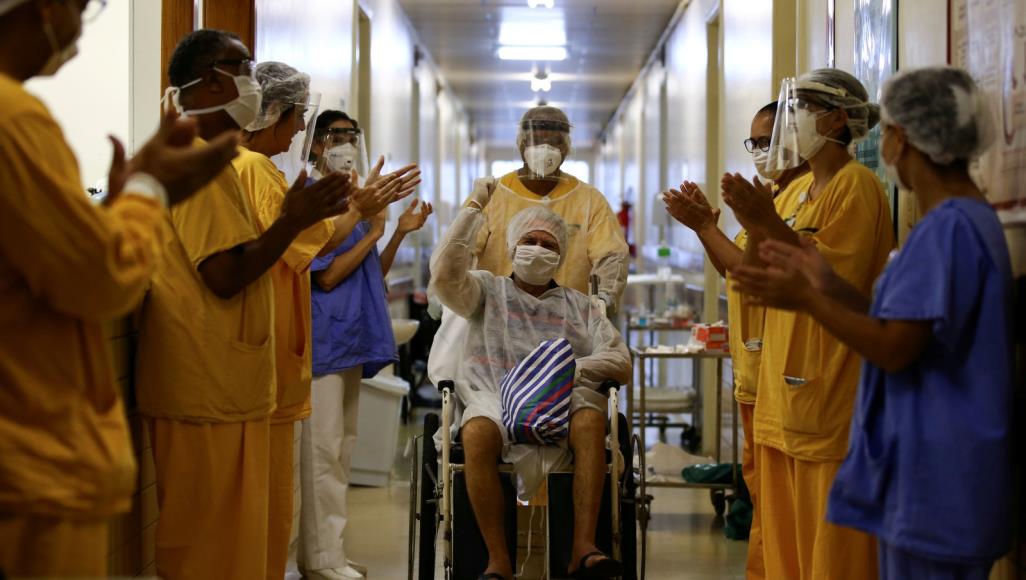 كورونا.. مليون مصاب بأميركا ودول أوروبية تخفف إجراءات الإغلاق وتحذير من زيادة الجوع والفقر لحظات توديع مصاب تعافى من فيروس كورونا بالبرازيل (رويترز)