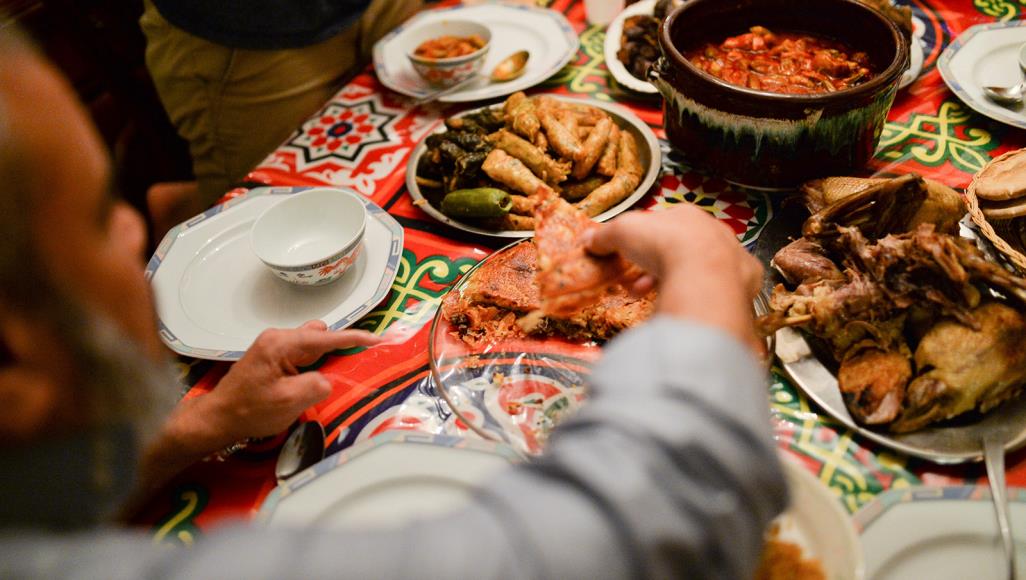 كيف تكتسب قواما رشيقا وتتجنب زيادة الوزن في رمضان؟ الاستمرار في الأكل بعد الإفطار وحتى النوم، وتناول الأطعمة العديمة القيمة الغذائية يشكلان عبئا إضافيا على الجهاز الهضمي (رويترز)