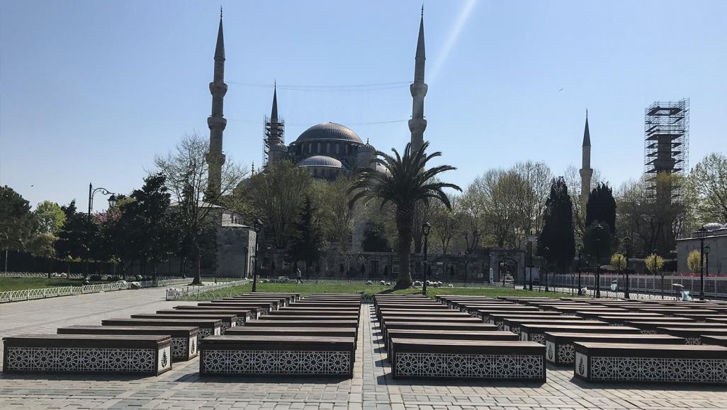جوامع إسطنبول تقضي رمضانها الأول وحيدة منذ قرون المدخل الرئيسي لجامع سلطان أحمد يخلو من الناس (الجزيرة)