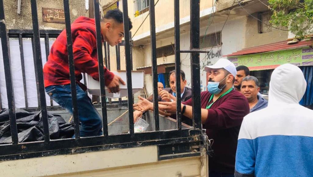 إغاثة المزارعين.. هكذا أنقذت حملة "إحنا معكم" أجبان الفلسطينيين حملة "احنا معكم" تقوم بتسويق وتوصيل منتجات المزارعين إلى المستهلكين (الجزيرة)