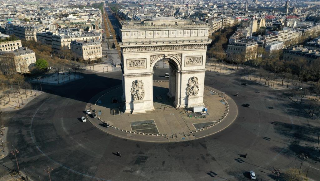 عندما تجتمع الغربة والحجر الصحي.. كيف يكون حال المهاجر المسن بفرنسا؟ حتى الشوارع التي كان المشردون يلجؤون إليها لم تعد متاحة مع الحجر الصحي (رويترز)