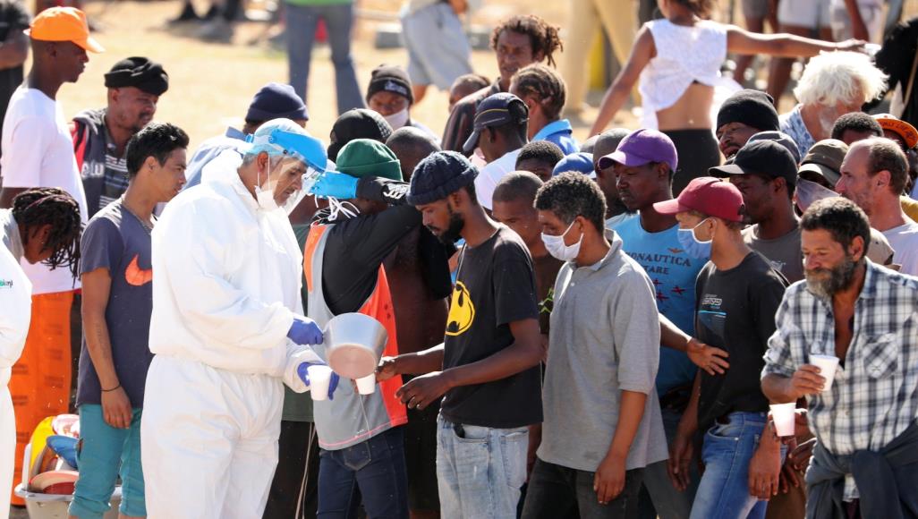 إلباييس: معضلة أفريقيا الصحية.. من لم يمت بكورونا مات بالملاريا أو الجوع مشردون في جنوب أفريقيا يتلقون مساعدات غذائية (رويترز)
