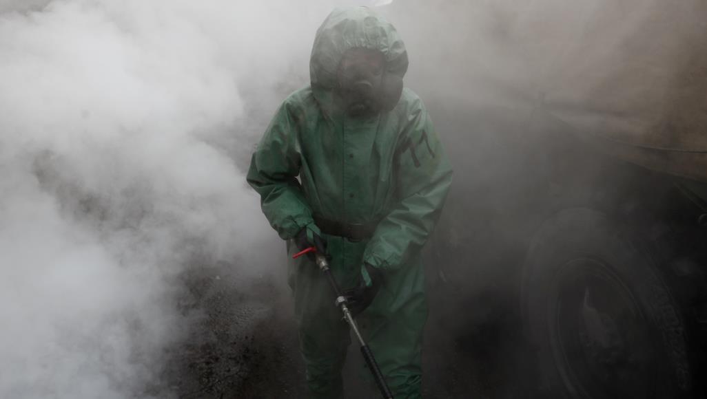 كورونا.. زيادة كبيرة للمصابين في روسيا والصين تستعد لاجتماع برلمانها جندي روسي يقوم برش معقمات على أحد المصانع في مدينة سان بطرسبورغ غربي البلاد (رويترز)