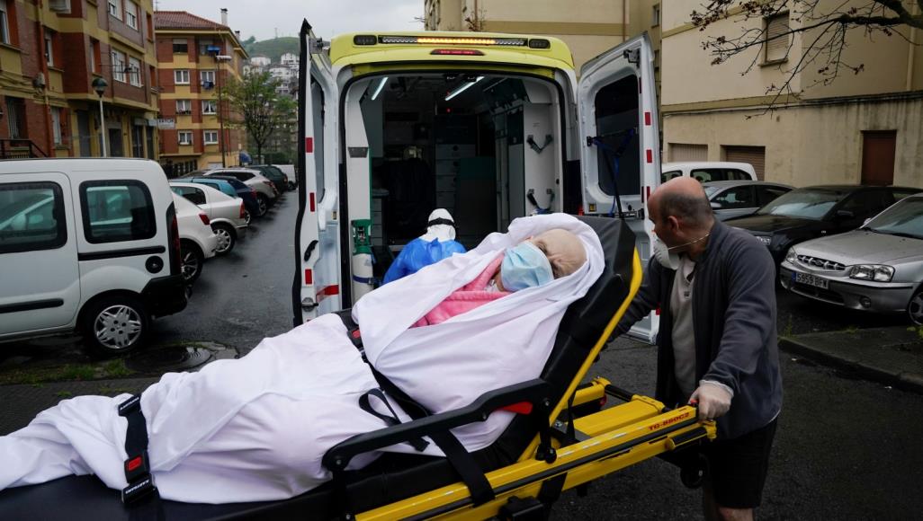 كورونا.. قفزة في بريطانيا وتضارب بشأن عقار رمديسيفير وقلق أوروبي من مرض جديد يصيب الأطفال أحد المصابين بالفيروس في إسبانيا (رويترز)