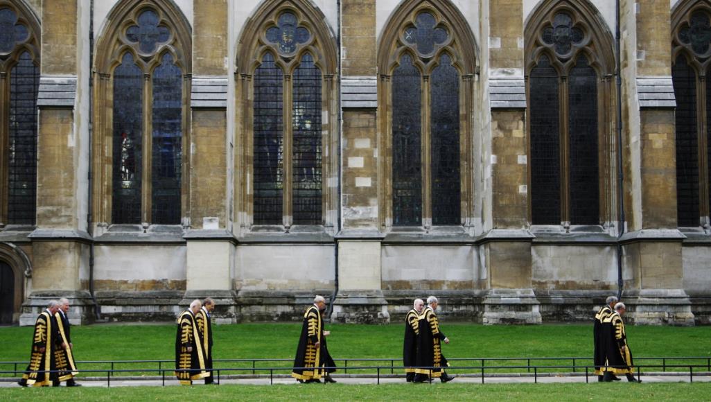 القضاء البريطاني يؤيد قرار بلديات محلية سحب استثماراتها من شركات إسرائيلية مجموعة من القضاة أمام المحكمة العليا في بريطانيا (رويترز)