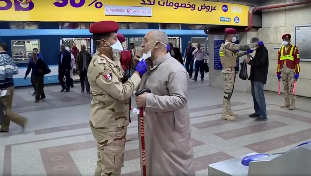 الجيش يوزع الكمامات مجانا.. والمصريون يتجادلون مجددا: واجب أم تلميع إعلامي؟ جنود من الجش المصري انتشورا بالميادين ووسائل المواصلات لتوزيع كمامات مجانية (الإعلام المصري)