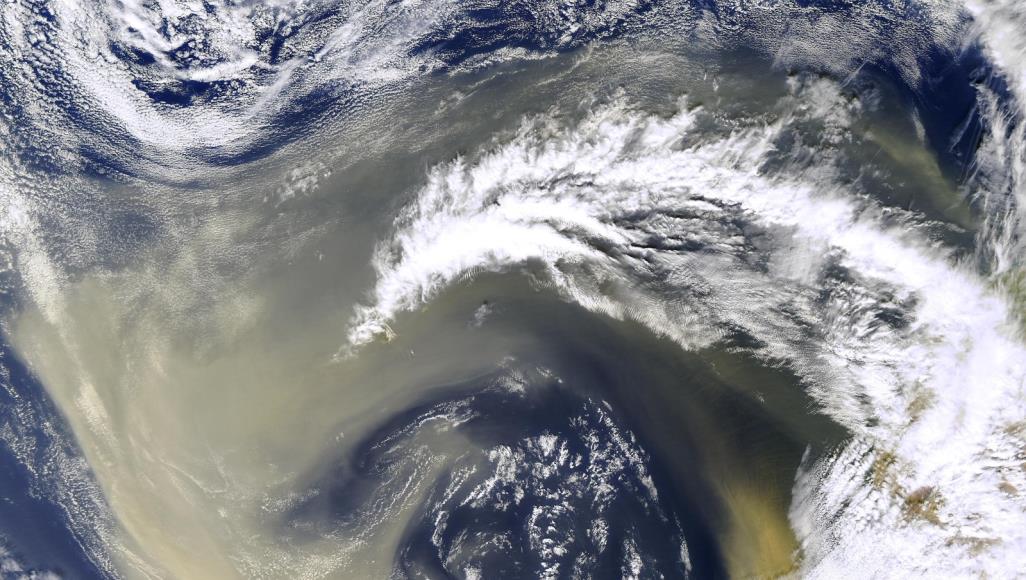 يمكن أن يزيد الاحترار.. غبار الغلاف الجوي أكثر 4 مرات مما كنا نعتقد غبار الصحراء الكبرى يندمج مع الهواء، فيصعد للأعلى ضد قانون الجاذبية ويبقى مدة أطول (ناسا)