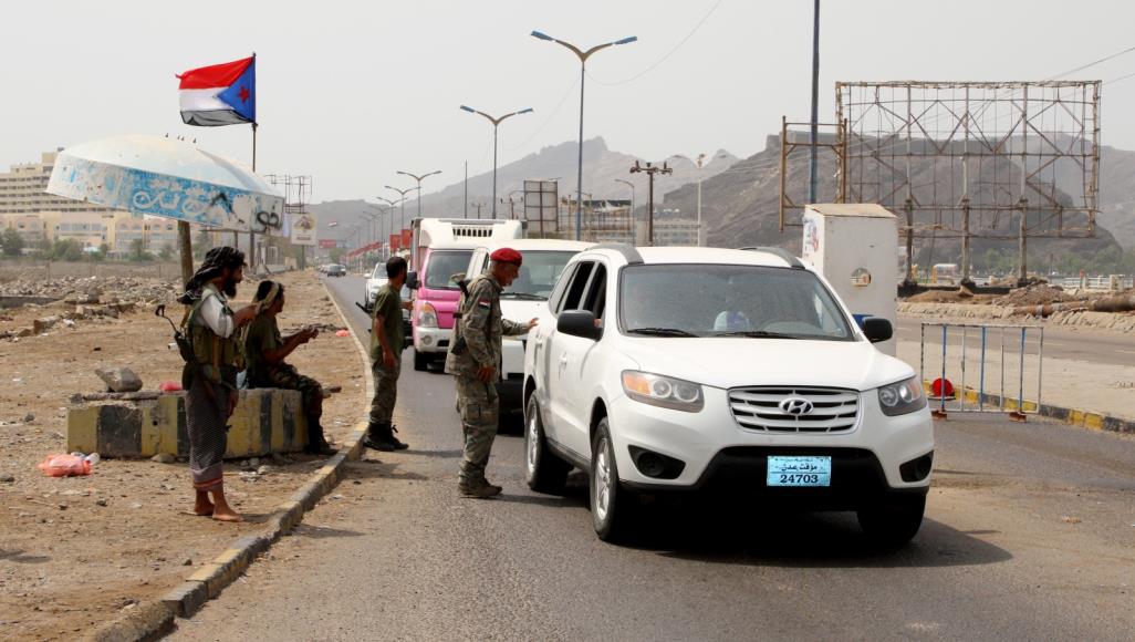 انقلاب عدن.. السعودية تدعو "المجلس الانتقالي" للالتزام باتفاق الرياض وواشنطن تحذر من التداعيات نقطة تفتيش لمسلحين جنوبيين في مدينة عدن (رويترز)