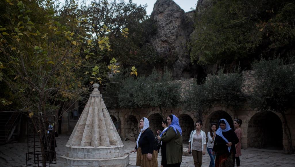 تتعرض لمساومات علنية وسرية.. من يحرم أقليات العراق من حقوقها؟ إيزيديون عند أحد معابدهم شمال غرب الموصل (غيتي)