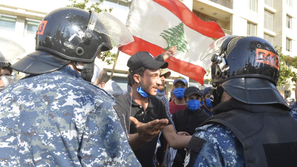 أزمة لبنان المالية.. سحابة عابرة أم "تحريض" لبث الفوضى؟ من الاحتجاجات في بيروت أمس الثلاثاء (الأناضول)