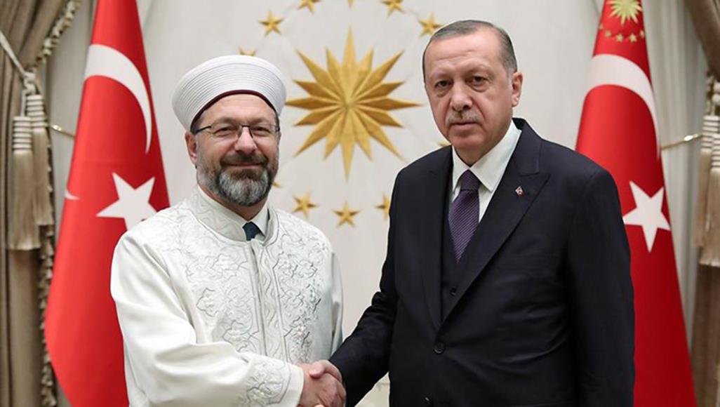 حملة ضده في تركيا.. ما قصة "أرباش" ولماذا انحاز له أردوغان؟ رئيس الشؤون الدينية التركي علي أرباش مع الرئيس أردوغان (مواقع التواصل)