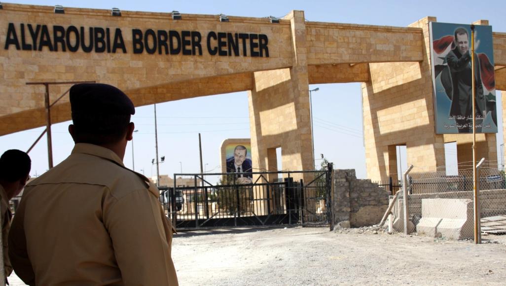 معبر اليعربية السوري.. ملف آخر يجلب الانتقادات لمنظمة الصحة العالمية جندي عراقي بالجانب المقابل لمعبر اليعربية وهو خارج من سيطرة نظام الأسد (الأوروبية)