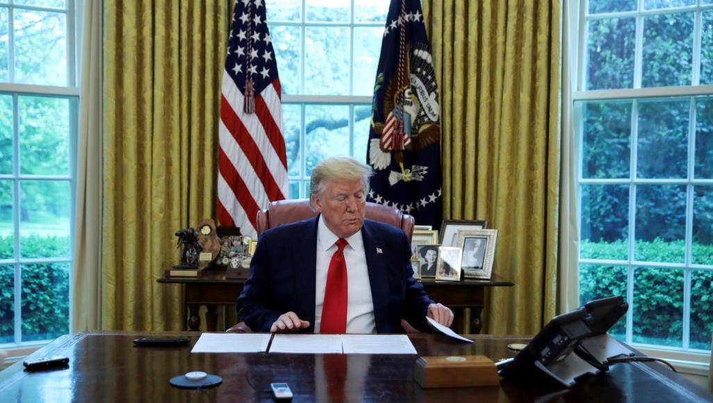 "تريد هزيمتي بالانتخابات".. ترامب يهاجم الصين بسبب تعاملها مع أزمة كورونا ترامب بمكتبه خلال حواره مع رويترز (رويترز)