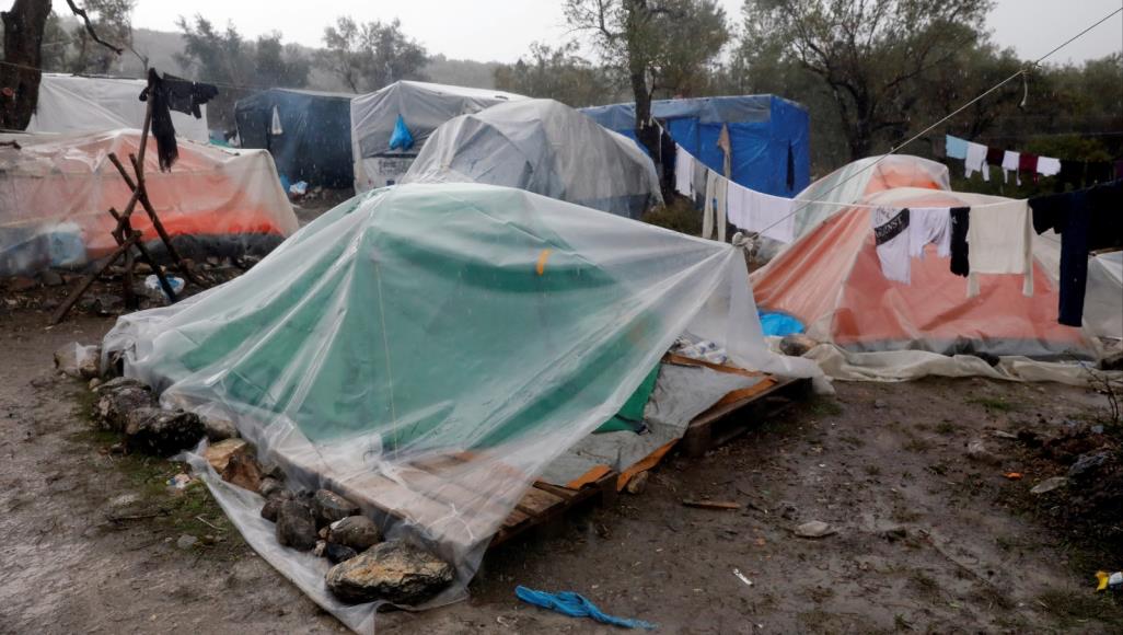 على حدود اليونان وتركيا.. وباء كورونا يفاقم معاناة اللاجئين في مخيمات غير صحية بعد محنة الشتاء والبرد، وباء كورونا يزيد من آلام اللاجئين في الجزر اليونانية (رويترز)