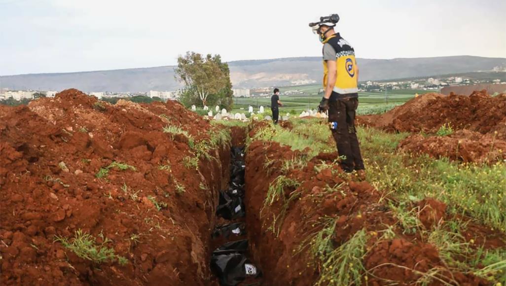 فجيعة فقد الأحبة والنزوح وكورونا.. صدمة بعفرين بعد تفجير الثلاثاء الدامي عشرات الجثامين من ضحايا التفجير دفنت جماعيا لصعوبة التعرف عليها (الجزيرة نت)