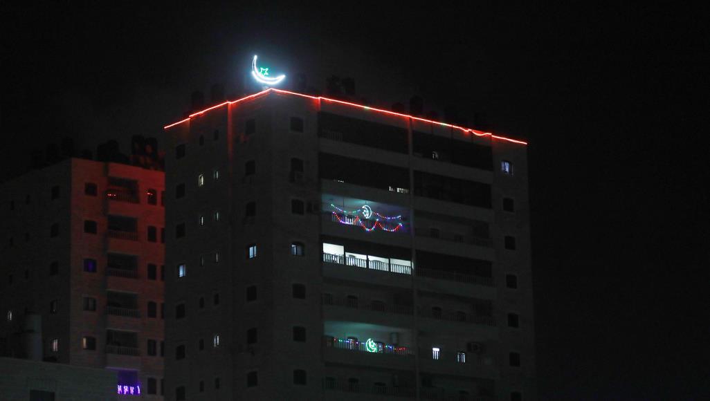 حتى "زينة رمضان" عزلها كورونا في منازل الضفة الغربية عيد: الظروف الحالية حالت دون عمل "زينة رمضان" (الأناضول)