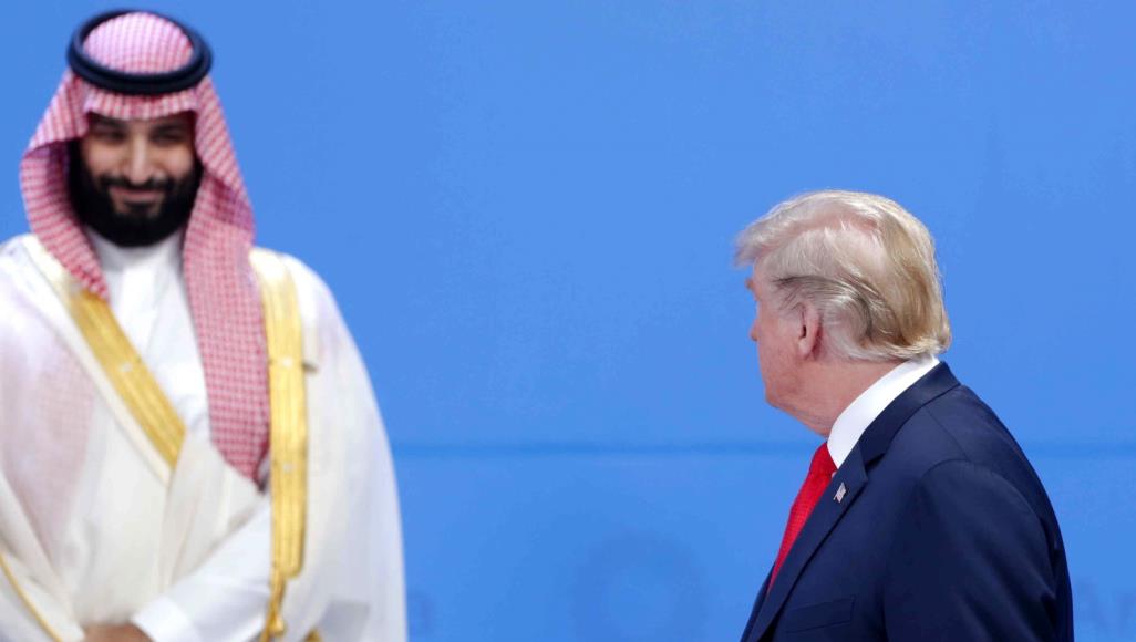 ولي العهد أمر معاونيه بمغادرة الغرفة.. رويترز تكشف تفاصيل مكالمة عاصفة بين ترامب وبن سلمان بسبب النفط ترامب ومحمد بن سلمان في قمة العشرين بمدينة بوينس آيرس في نوفمبر/تشرين الثاني 2018 (غيتي)