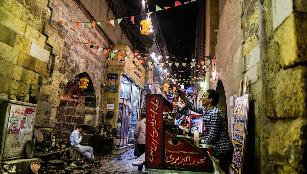 اختفاء عربات الفول.. كورونا يحرم المصريين بهجة السحور في الشوارع الشعبية منع حظر التجول المصريين من تناول الفول في المطاعم الشعبية (رويترز)