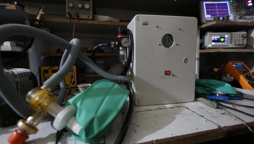 الحاجة أم الاختراع.. بإمكانيات محلية هكذا تم تصنيع أول جهاز تنفس بالشمال السوري الجهاز أنتج بمجهودات محلية ويجري تطويره ليكون جهازا متكاملا للتنفس الصناعي (الجزيرة نت)