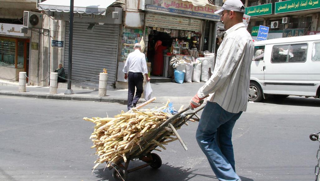 إعفاءات ضريبية وتخفيض رسوم وتسهيلات مالية.. مطالب القطاع الخاص الأردني الكثير من عمال اليومية الأردنيين فقدوا أعمالهم مع طول فترة حظر التجوال (الجزيرة)