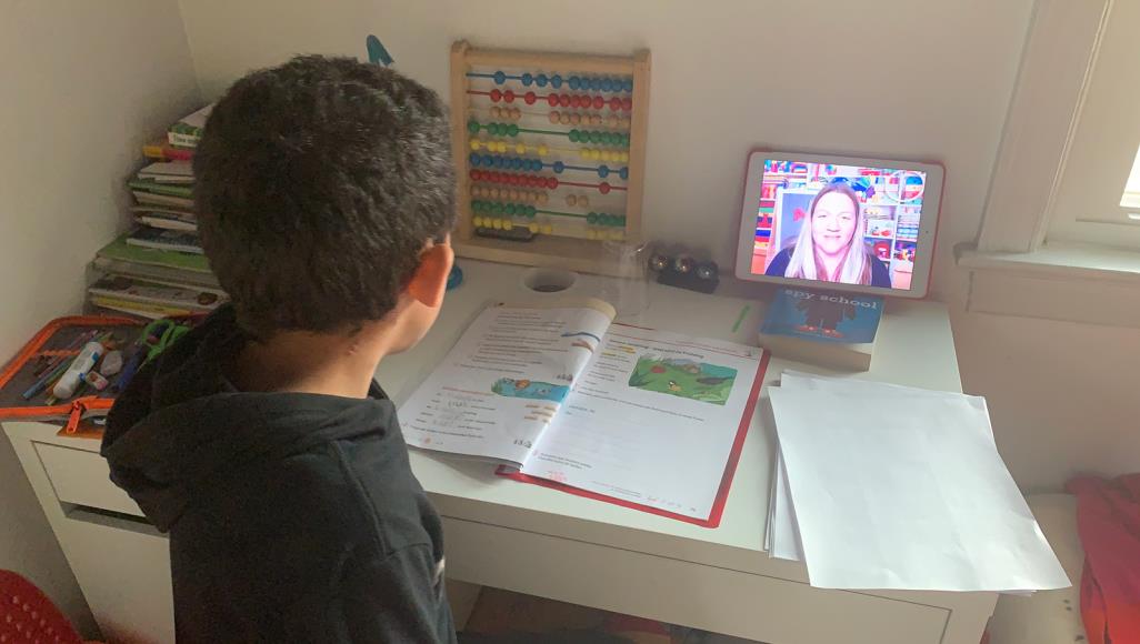 يوم في حياة تلاميذ المدارس الأميركية تحت حصار كورونا بواشنطن تلميذ في واشنطن يتحدث إلى مدرّسته إلكترونيا (الجزيرة)