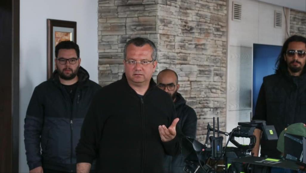 كورونا يؤجج معركة تصوير الدراما الرمضانية في تونس المخرج يسري بوعصيدة داخل كواليس تصوير أحد المسلسلات الرمضانية (الجزيرة)