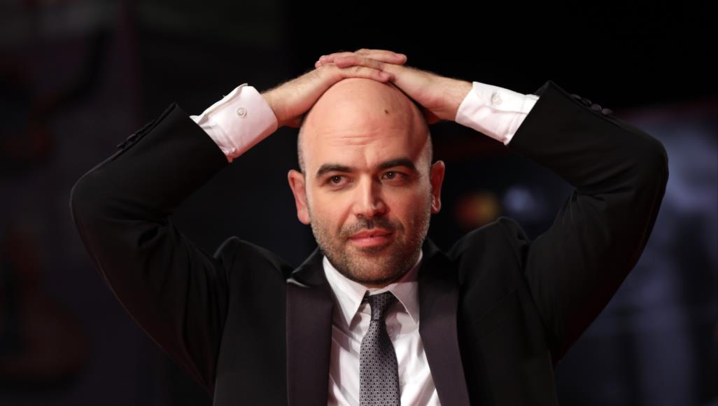 قد تفيدها أزمة كورونا.. خبير إيطالي: المافيا تستغل حاجة الإيطاليين وفقرهم لشراء ولائهم روبرتو سافيانو ألف كتابا عن المافيا الإيطالية وتلقى تهديدات بالقتل (غيتي)