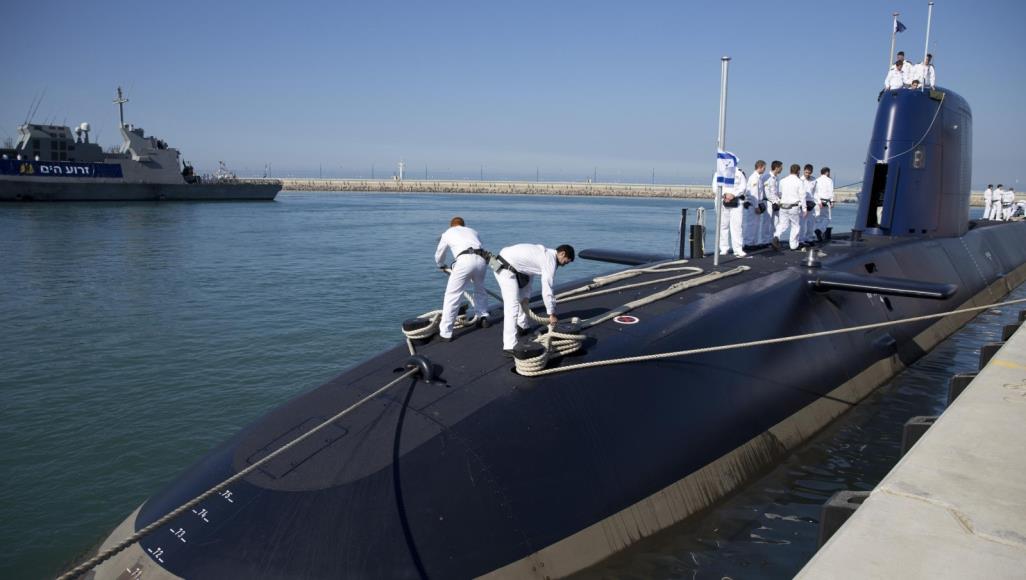 خمسة أسلحة تجعل إسرائيل قوة عظمى حقيقية غواصة رهاف في ميناء حيفا (أسوشيتد برس)