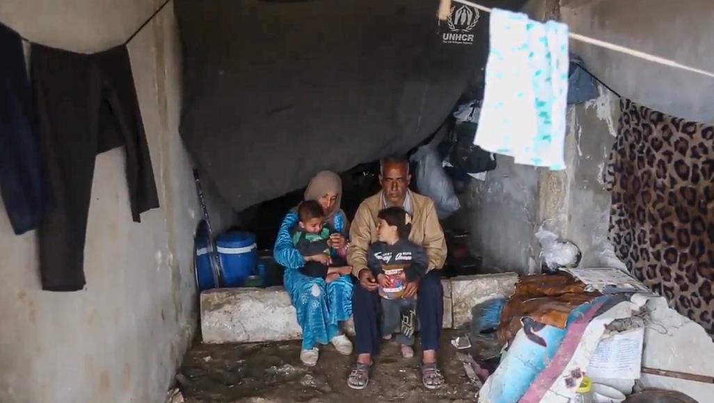 لا غذاء ولا دواء ومخاوف من انتشار كورونا.. معاناة يومية للنازحين السوريين النازحون السوريون يعانون من قلة الغذاء وغياب الدواء ومن مخاوف انتشار كورونا بينهم (مواقع التواصل الاجتماعي)