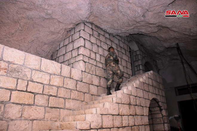 5e664c90423604684305a5b5 شاهد.. الجيش السوري يداهم مقر زعيم