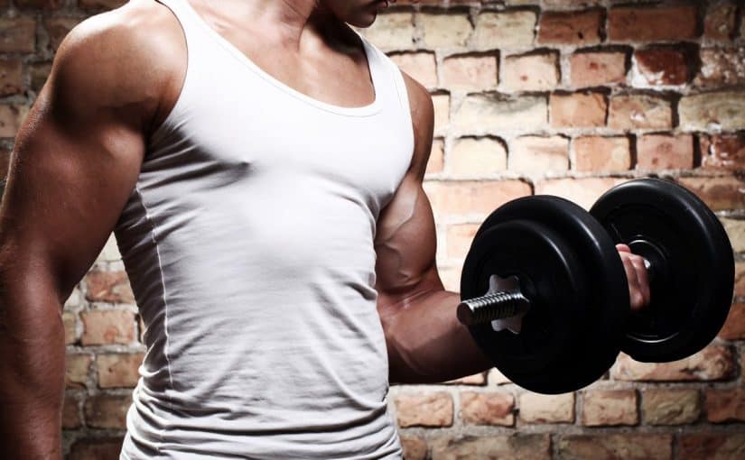 9158-muskulistyj-paren-delat-uprazhnenija-s-ganteljami-30x20-sm-na-bumage-825x510-2 تكلفة عملية شفط دهون الثدي للرجال في السعودية