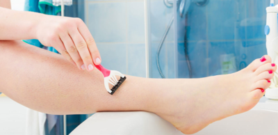 93bf43e97e35b0fe1ed01b67b5b04e6a-1 إزالة الشعر بالشفرات: مميزات وعيوب