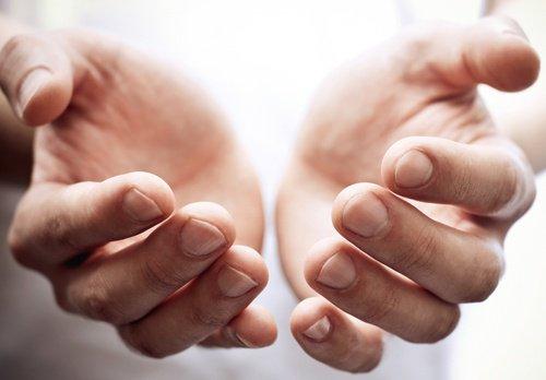 رجل يرفع كفتي يده بالقرب من بعضهما