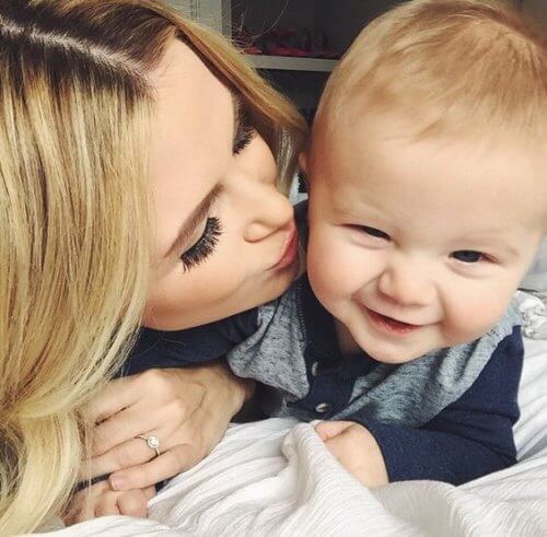 a-33-2 أم تنام على السرير وبجوارها طفلها الرضيع