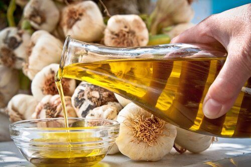 زيت الثوم كعلاج فعال في القضاء على الدوالي