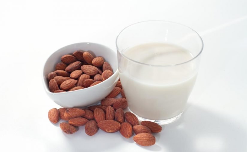 almond-milk_0-825x510-2 فوائد حليب اللوز للبشرة