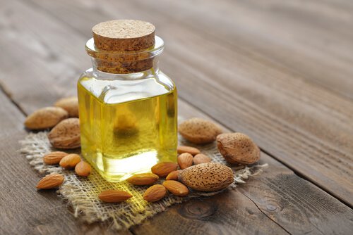 زيت اللوز للتخلص من شمع الأذن