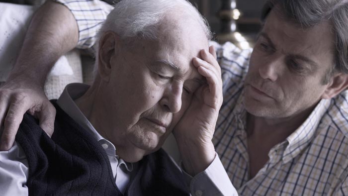 طبابة نت - الخرف - الأشخاص الأكثر عرضة لمرض الزهايمر، رجل يبلغ 65 من العمر مصاب بمرض الزهايمر
