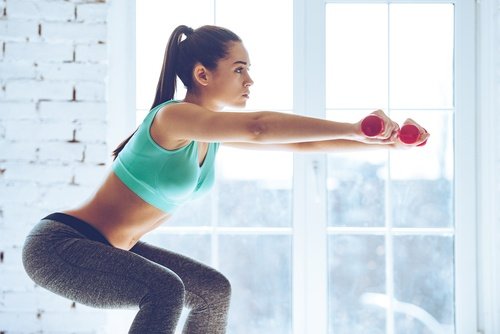 فتاة تقوم بأداء تمرين الاسكوات من أجل تحسين الأداء أثناء العلاقة الجنسية