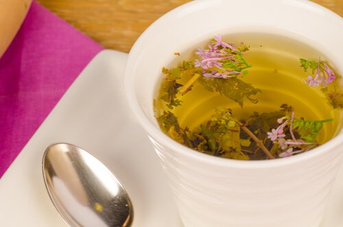 كوب من شاي عشبة الناردين