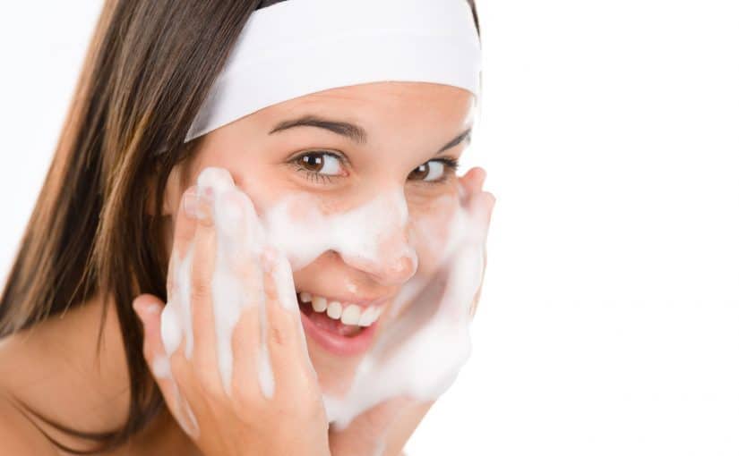 bigstock_-27034580-teenager-problem-skin-care-woman-wash-face-825x510-2 قناع لتنظيف الوجه