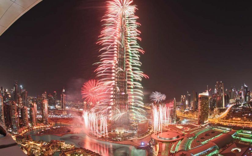 burj-khalifa-fireworks-on-new-year-desktop-wallpapers-825x510-2 الألعاب النارية في برج خليفة لرأس السنة